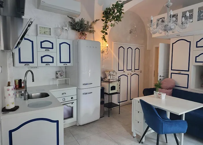 Vintage In The Centre Old Town Apartment *